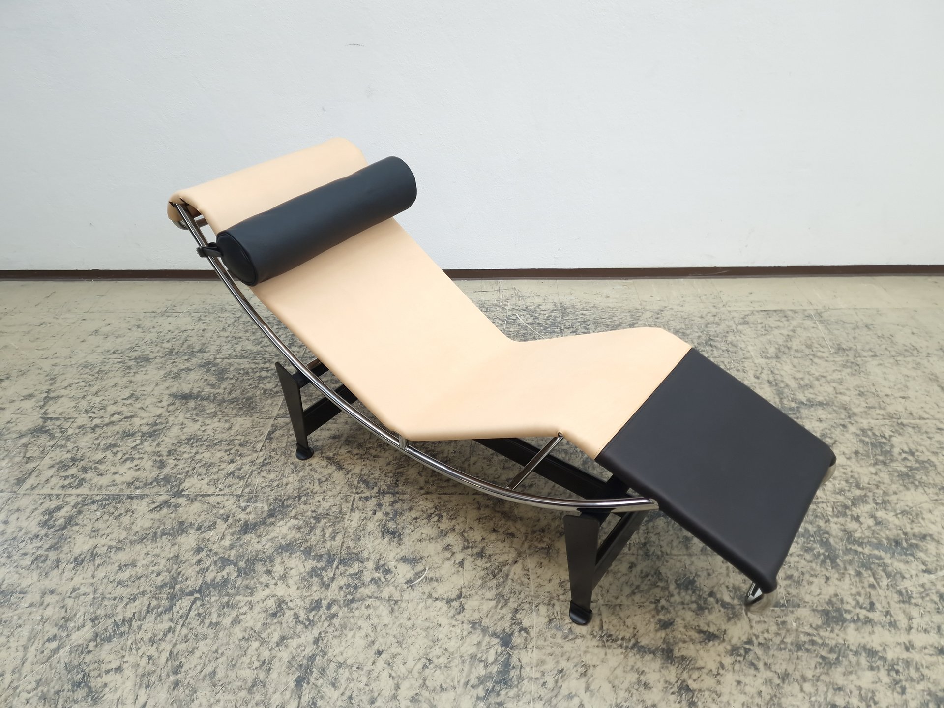 2x Cassina Lc4 Louis Vuitton lounger chaise longue, € 17,000