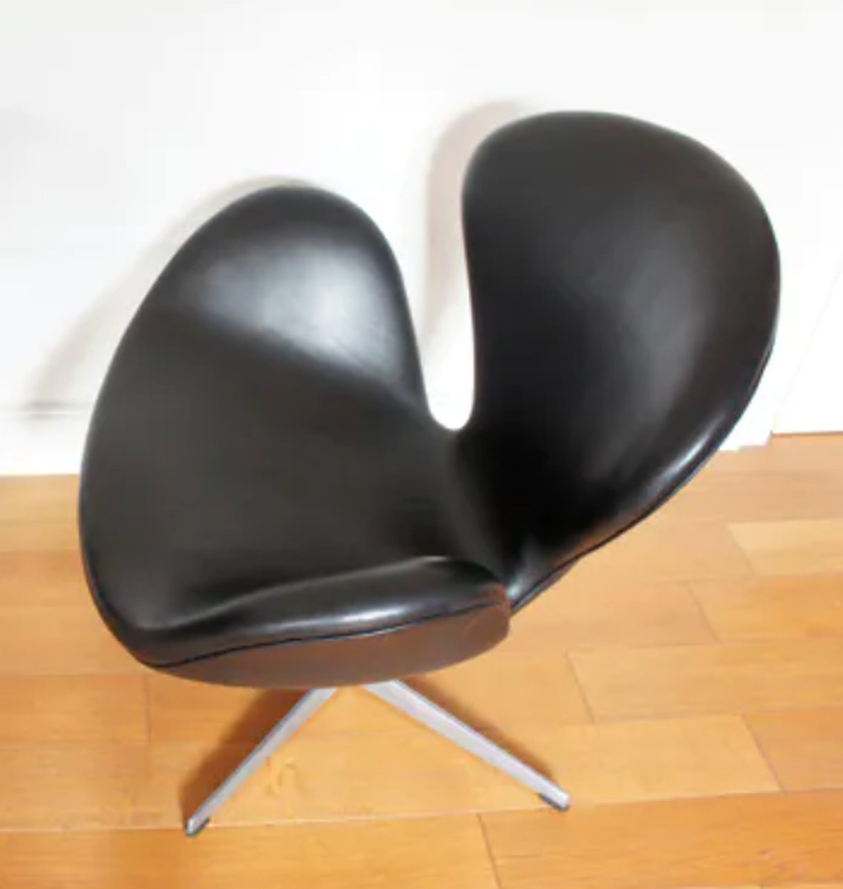 Image 8 of Arne Jacobsen Swan armchair in leather