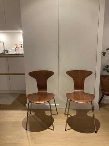 2 Arne Jacobsen for Fritz Hansen model 3105 “mosquito “ chairs