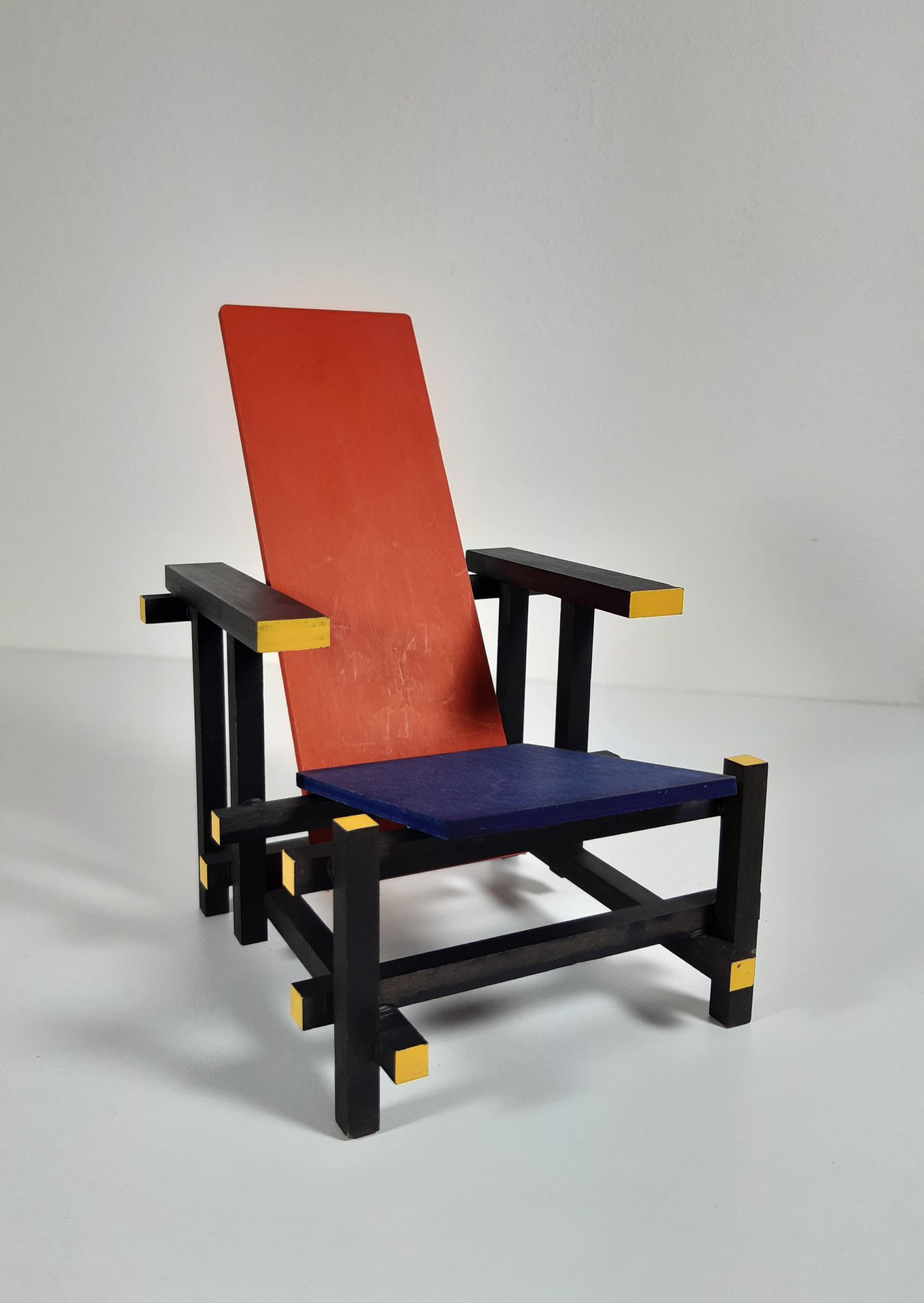 Rietveld miniatuur Rood-Blauwe stoel | € 195 | Whoppah