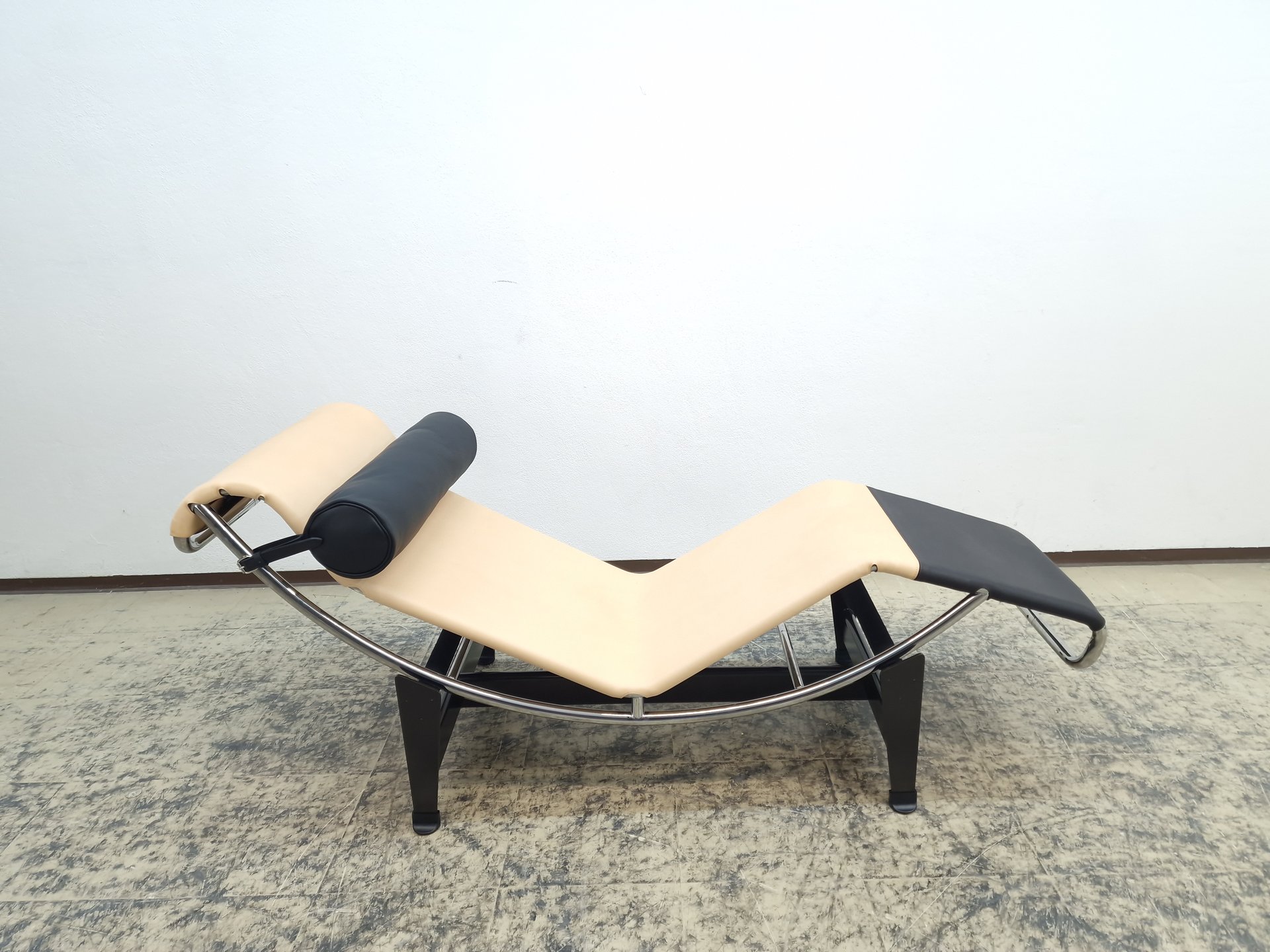 2x Cassina Lc4 Louis Vuitton lounger chaise longue, € 17,000