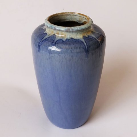 Pieter Groeneveldt. Grote aardewerk vaas met blauw stroomglazuur.