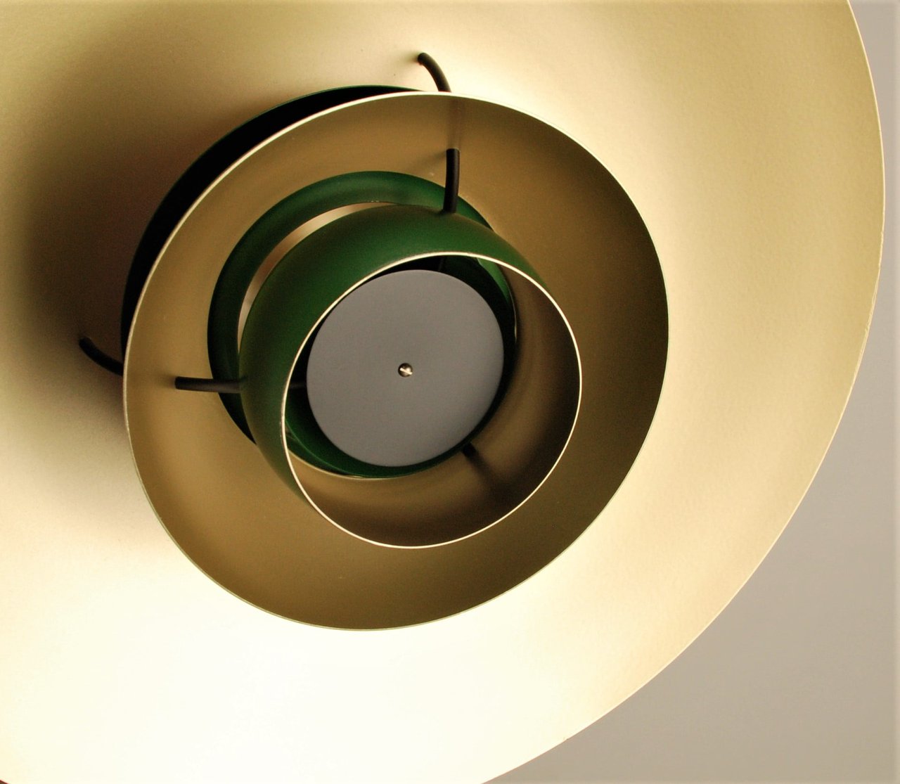 Image 4 of Groene Louis Poulsen PH5 Hanglamp met messing kleur
