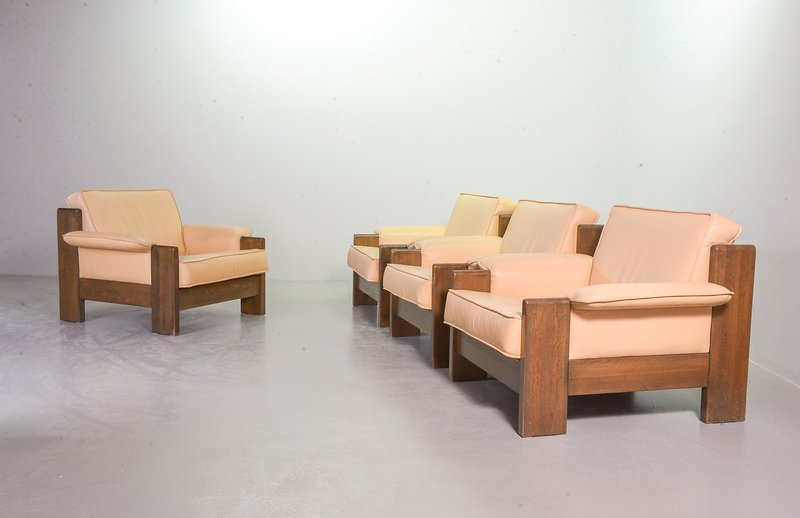 2x Leolux Lounge Chairs van Designer Harry de Groot in Massief Eiken en Biscuit Leer