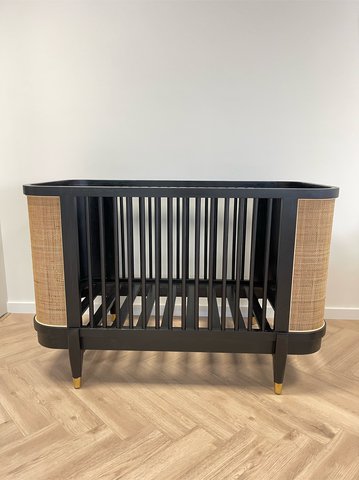 Baby cot with rattan details