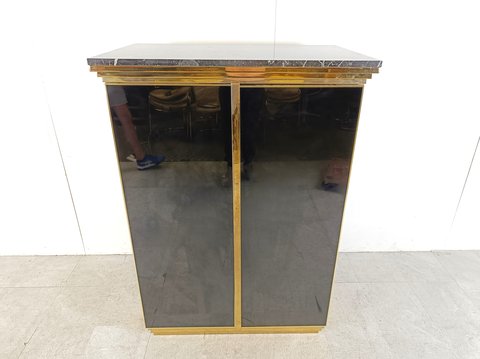 Black and marble bar