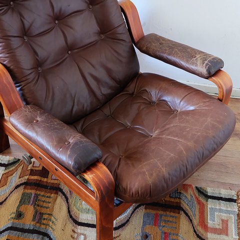 Møbler Sweden -  lounge chair met ottoman.
