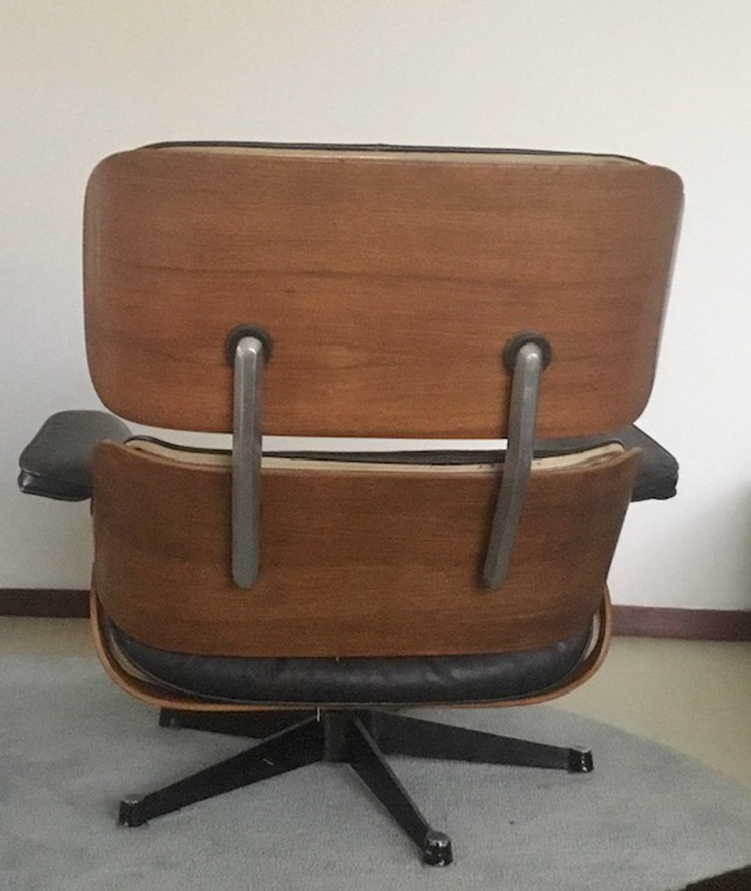 Eerste generatie Charles Eames 670 Herman Miller fauteuil vervaardigd door Hille image 2
