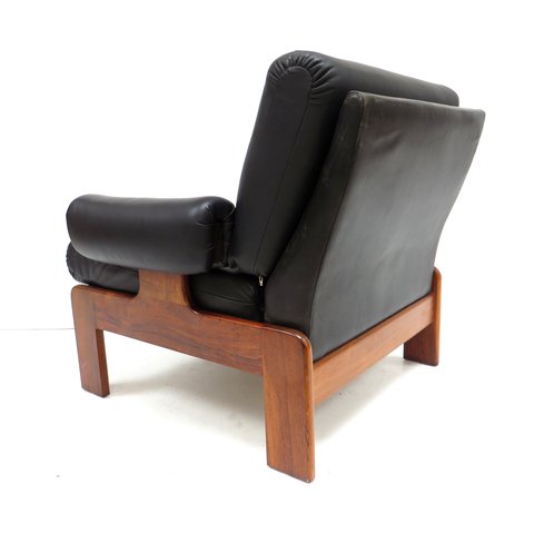 Vintage fauteuil met zwart leer en palissander frame gemaakt in de jaren '60