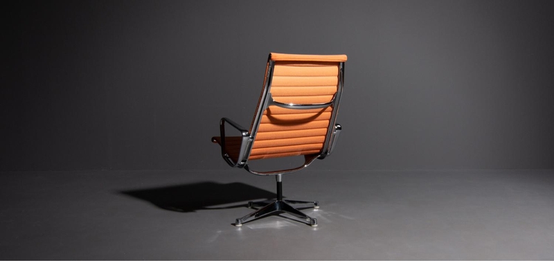 Eames fauteuil EA116 oranje