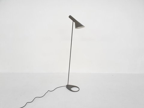 Arne Jacobsen voor Louis Poulsen AJ vloerlamp