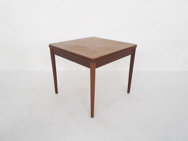 Teak square extendable dining table by Pastoe model TT24