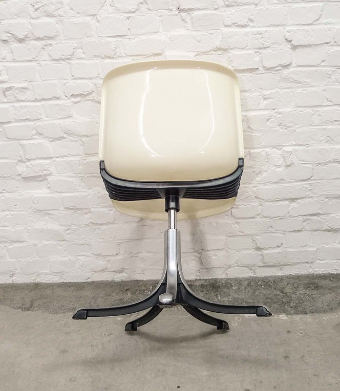 2 Tecno witte 'Modus' bureaustoelen van glasvezel en aluminium van Osvaldo Borsani
