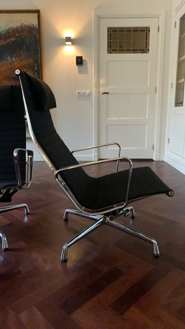 2 Eames Chairs Aluminium Chair EA 124 & voetenbank