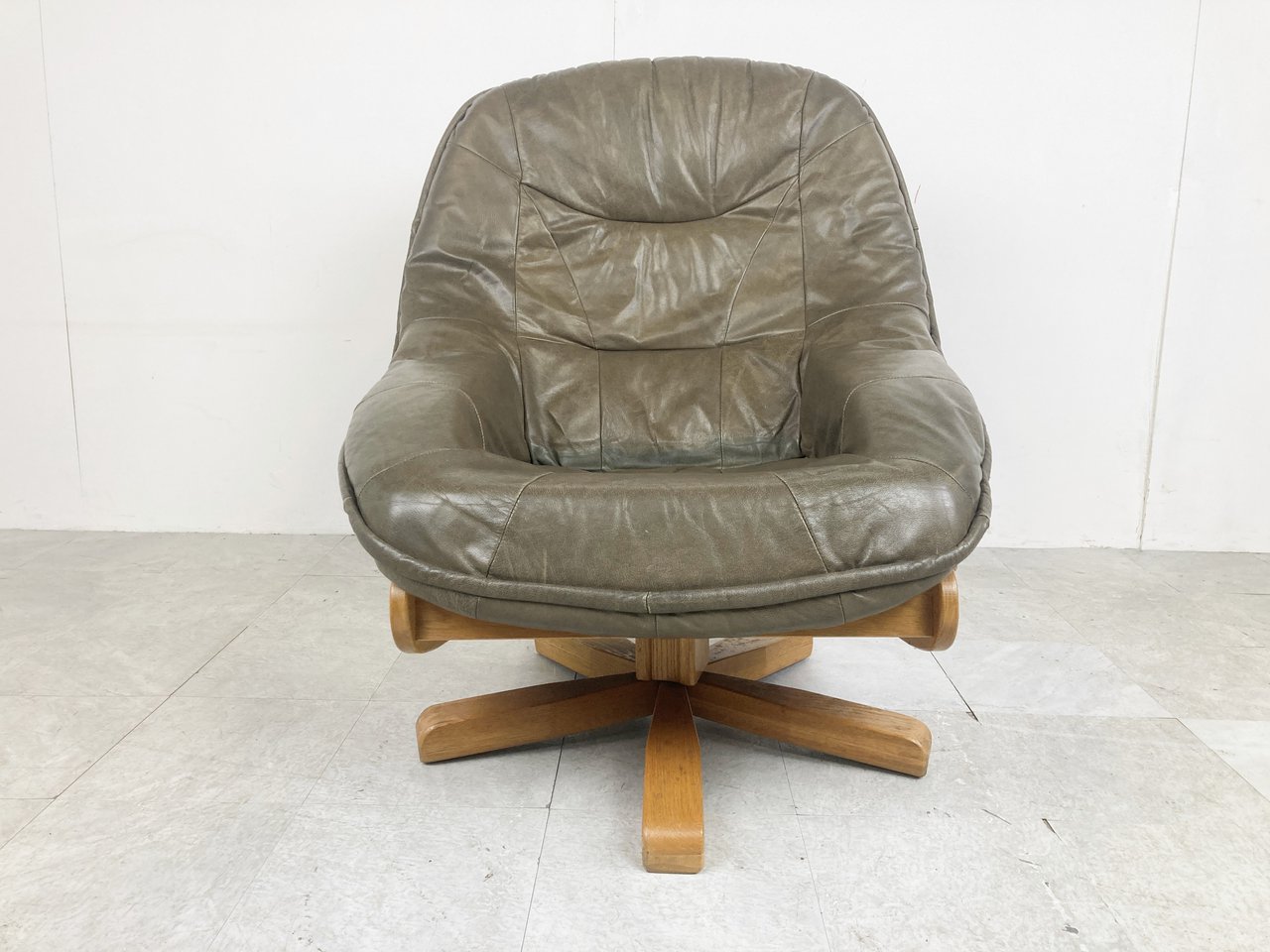 Image 4 of Vintage Brutalist oak and leather swivel chair
