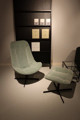 Gelderland 7405 fauteuil + hocker by Scholten & Baijings