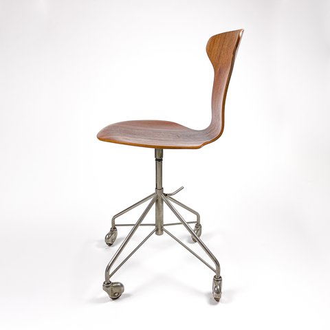 Arne Jacobsen Mosquito 3115 chair