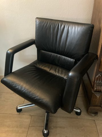 Twee zwarte Vitra  fauteuils