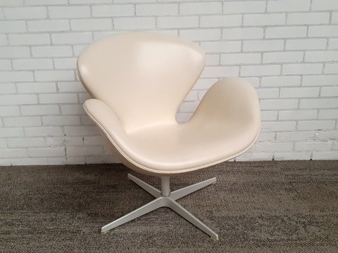 Swan chair van Arne Jacobsen 50th anniversary edition