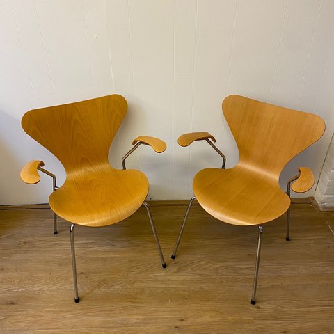 Fritz Hansen series 7 butterfly chair by Arne Jacobsen