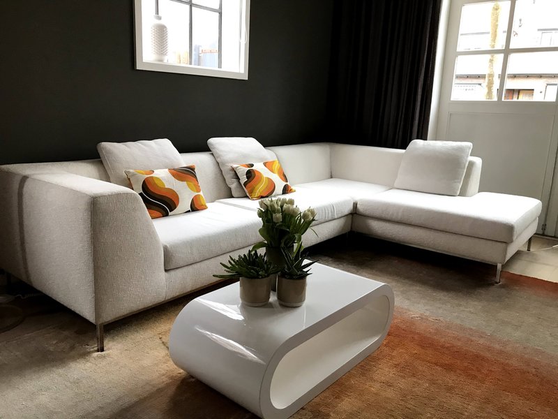Design lounge bank met witte stof