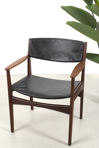 Frem Røjle chair by Poul Volther