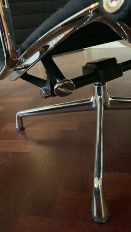 2 Eames Chairs Aluminium Chair EA 124 & voetenbank