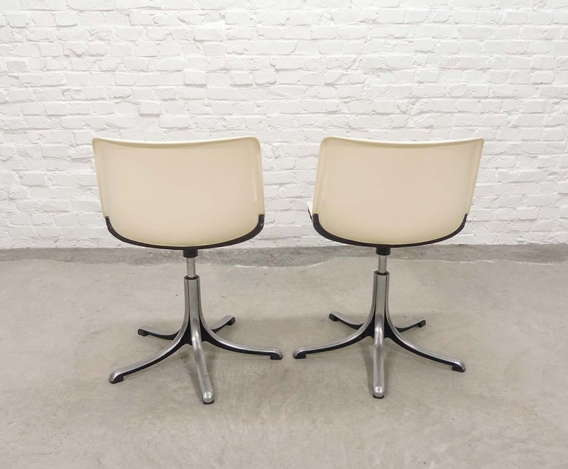 2 Tecno White 'Modus' Fiberglass and Aluminium Desk Side Chairs by Osvaldo Borsani