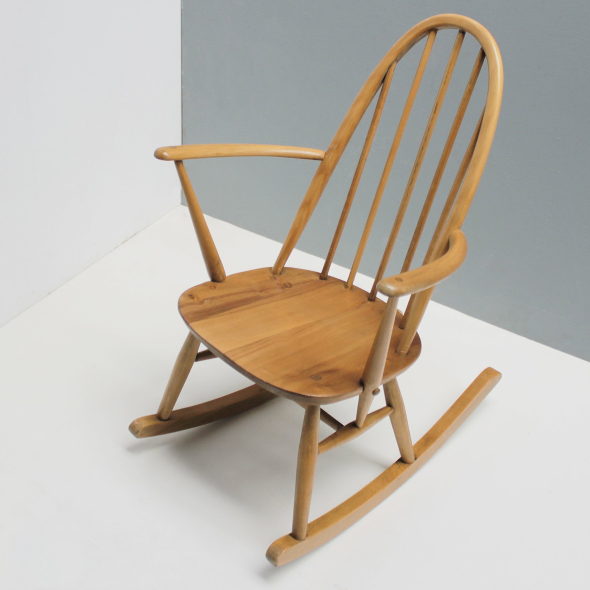 Ercol Small Rocking Chair by Lucian Ercolani | € 342 | Whoppah