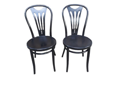 2x zwarte Thonet stoelen