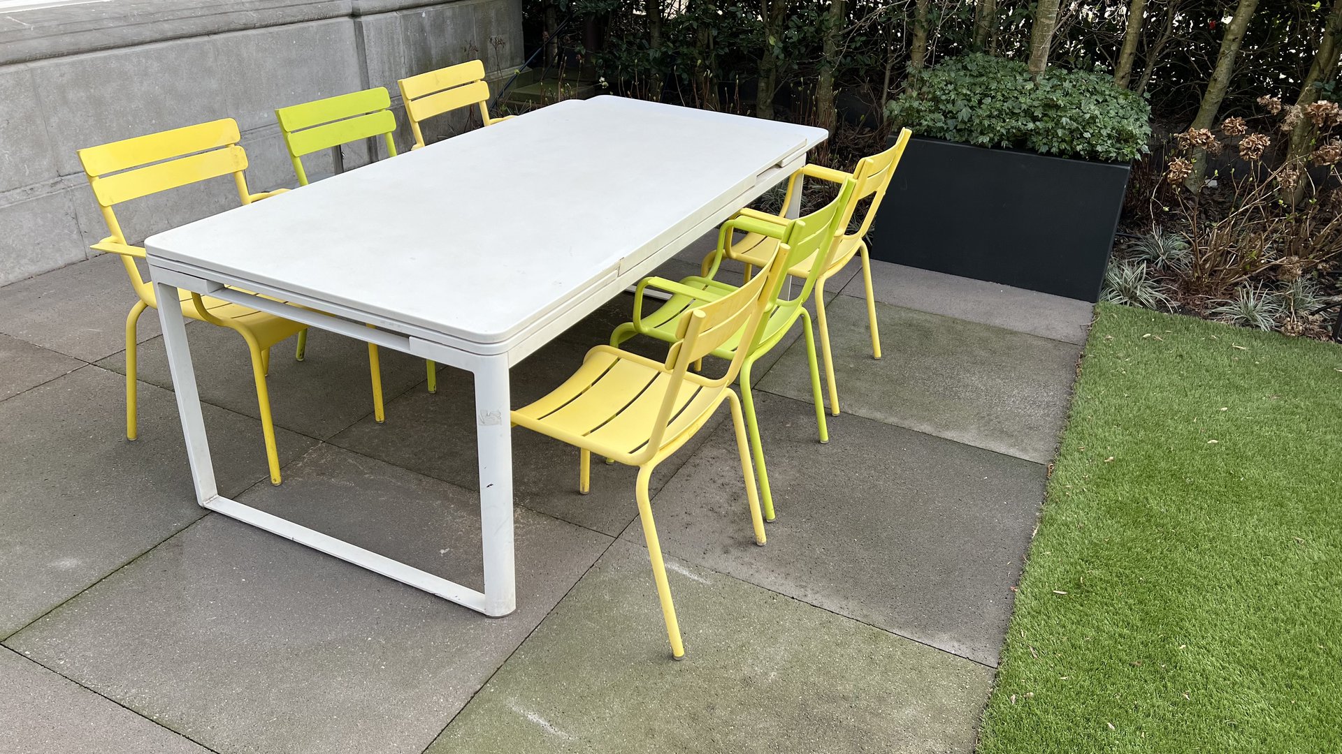 porselein ondersteuning taart Fermob Biarritz tuintafel + 6 fermob Luxembourg stoelen | € 1.000 | Whoppah