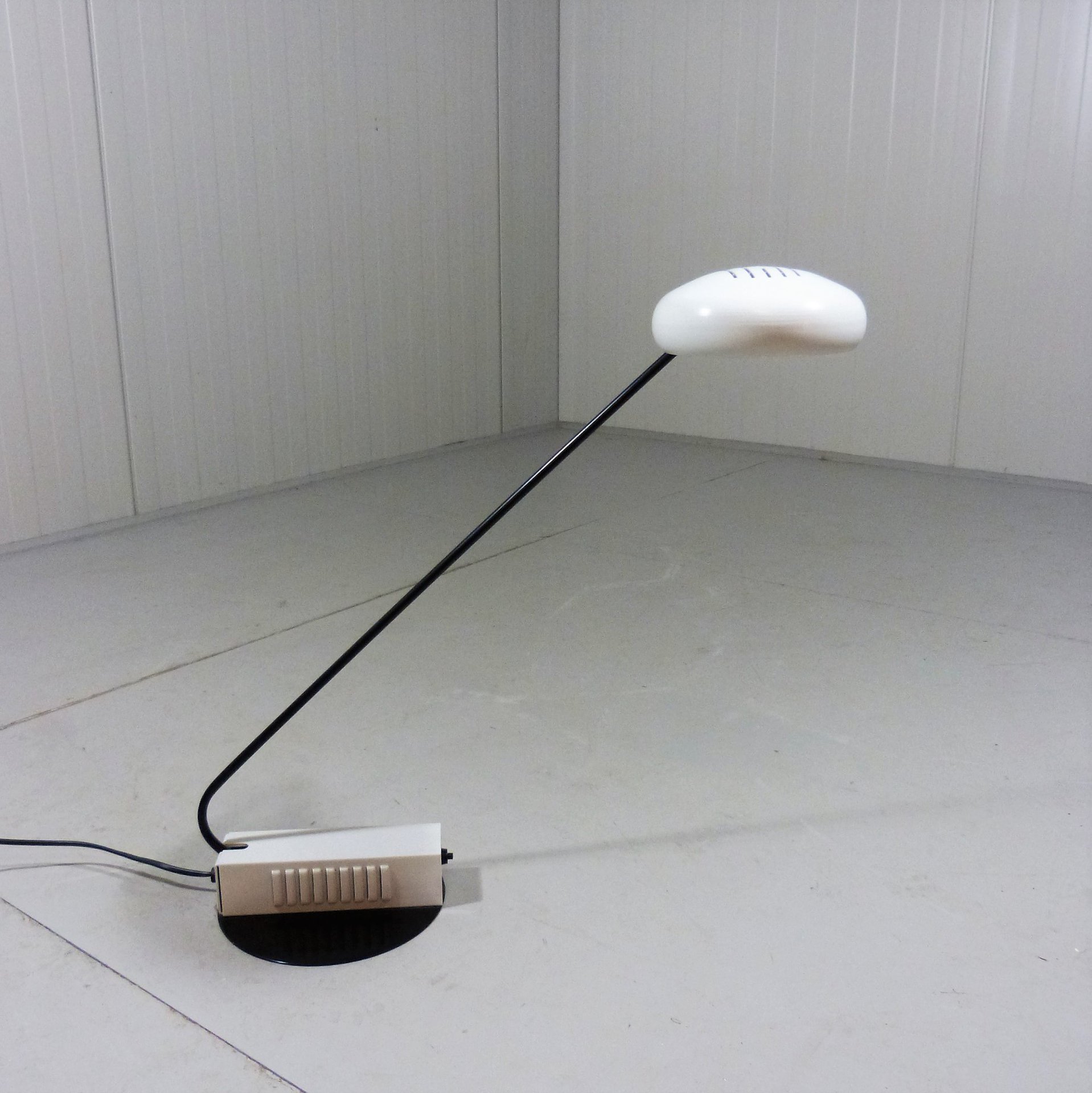 Italian vintage desk lamp | € 365 | Whoppah