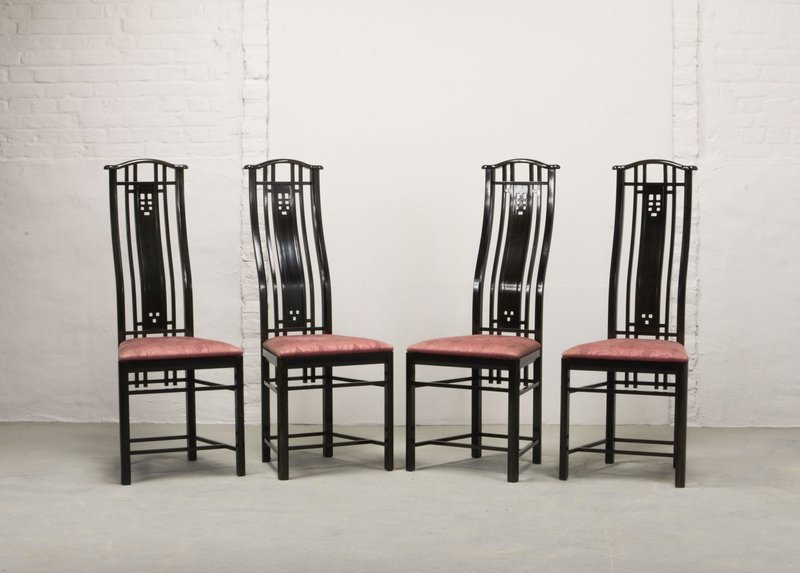 Giorgetti Italian design dining room chairs, set of four high backrest black lacquered with fabric. Italy, 1980s. Ref.: CH130