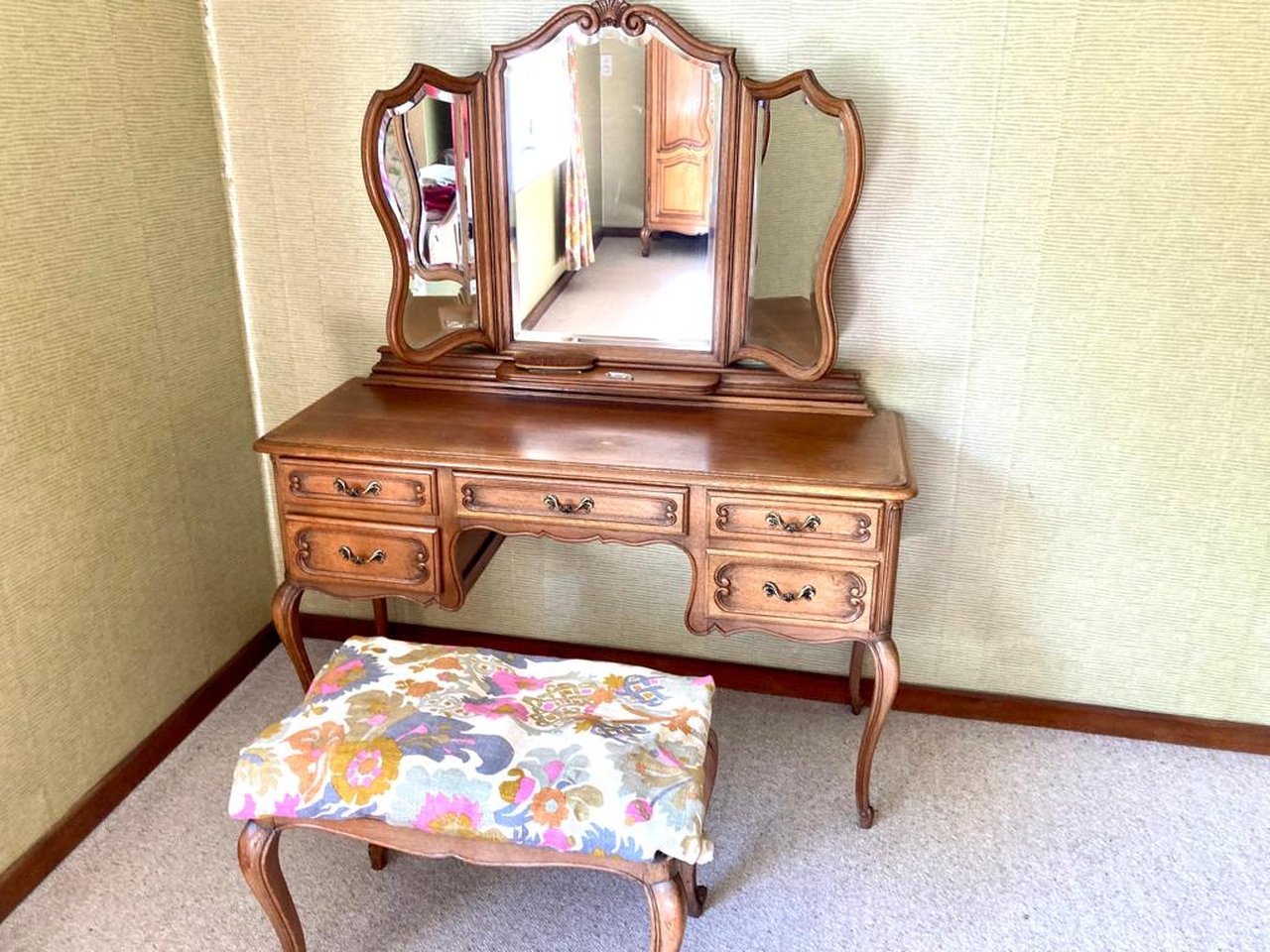 Art Nouveau Dressing Table € 600 Whoppah