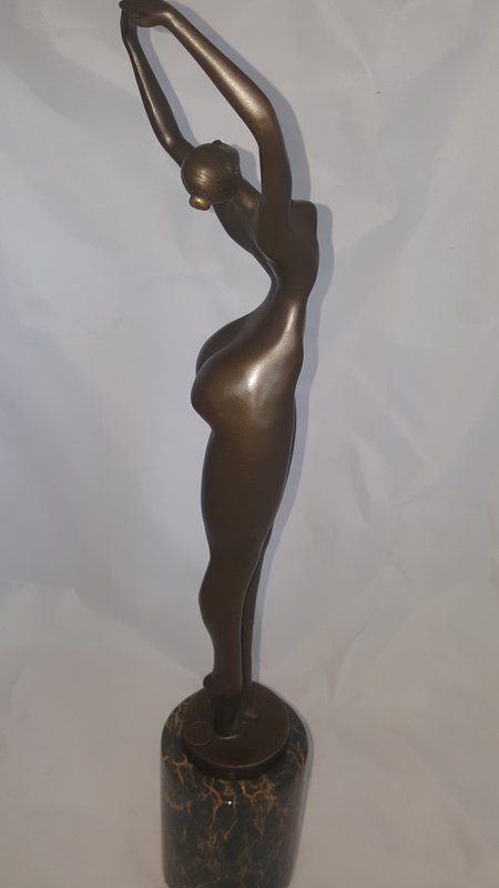 Kunstenaar  Juno, Bronzen beeld van een danseres