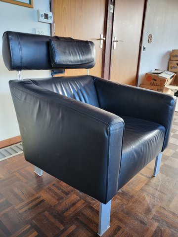 Leolux black leather armchair