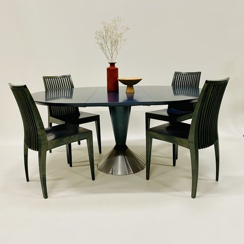 Extendable Italian design table with 4 chairs