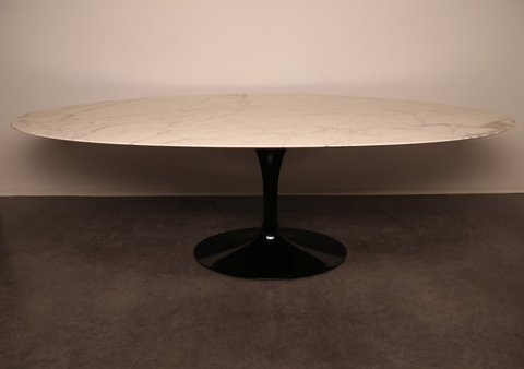 Knoll ovale eettafel van Eero Saarinen