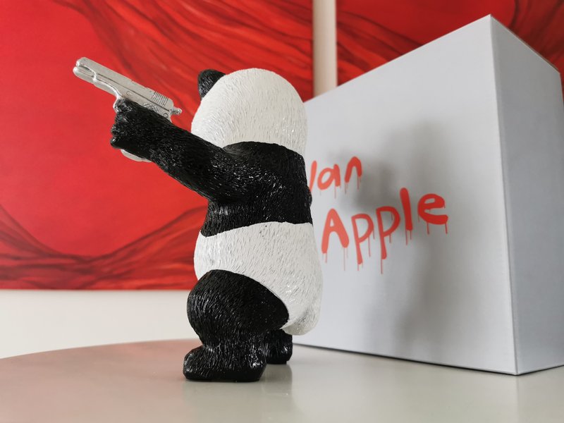 Van Apple Silver Peace Panda, Street Panda beeld