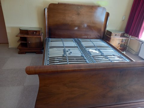 Art deco bedroom (5-piece) furniture; bed (200 x 160cm), linen cupboard, 2 bedside tables and dressing table