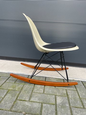 Eames schommelstoel