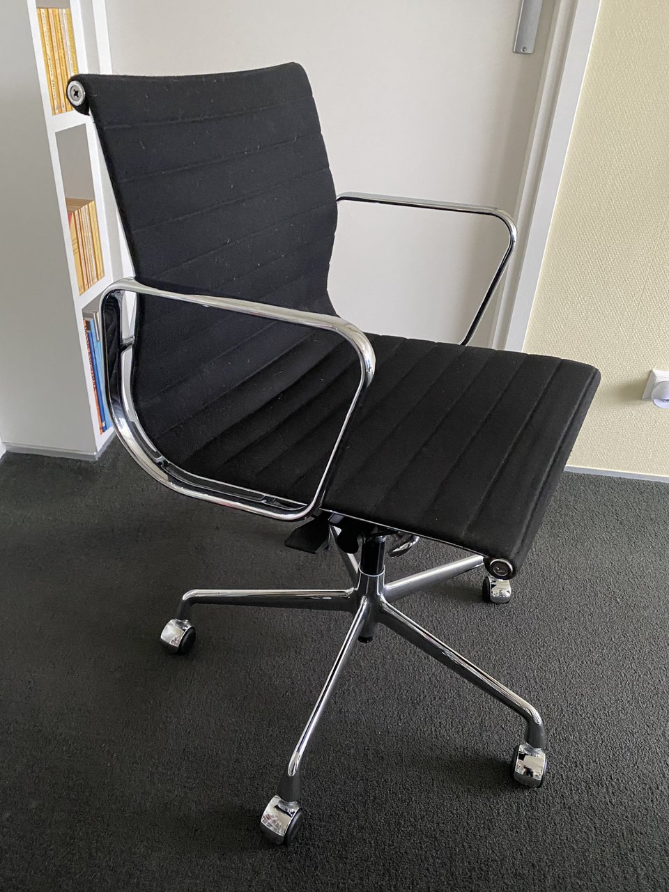 Vitra EA117 Ch & Eames, bureaustoel met lage rug | 950 | Whoppah