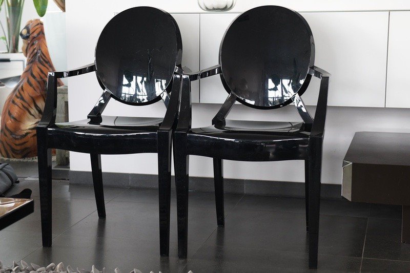 2 x Originele KARTELL Louis Ghost stoelen in Black gloss.