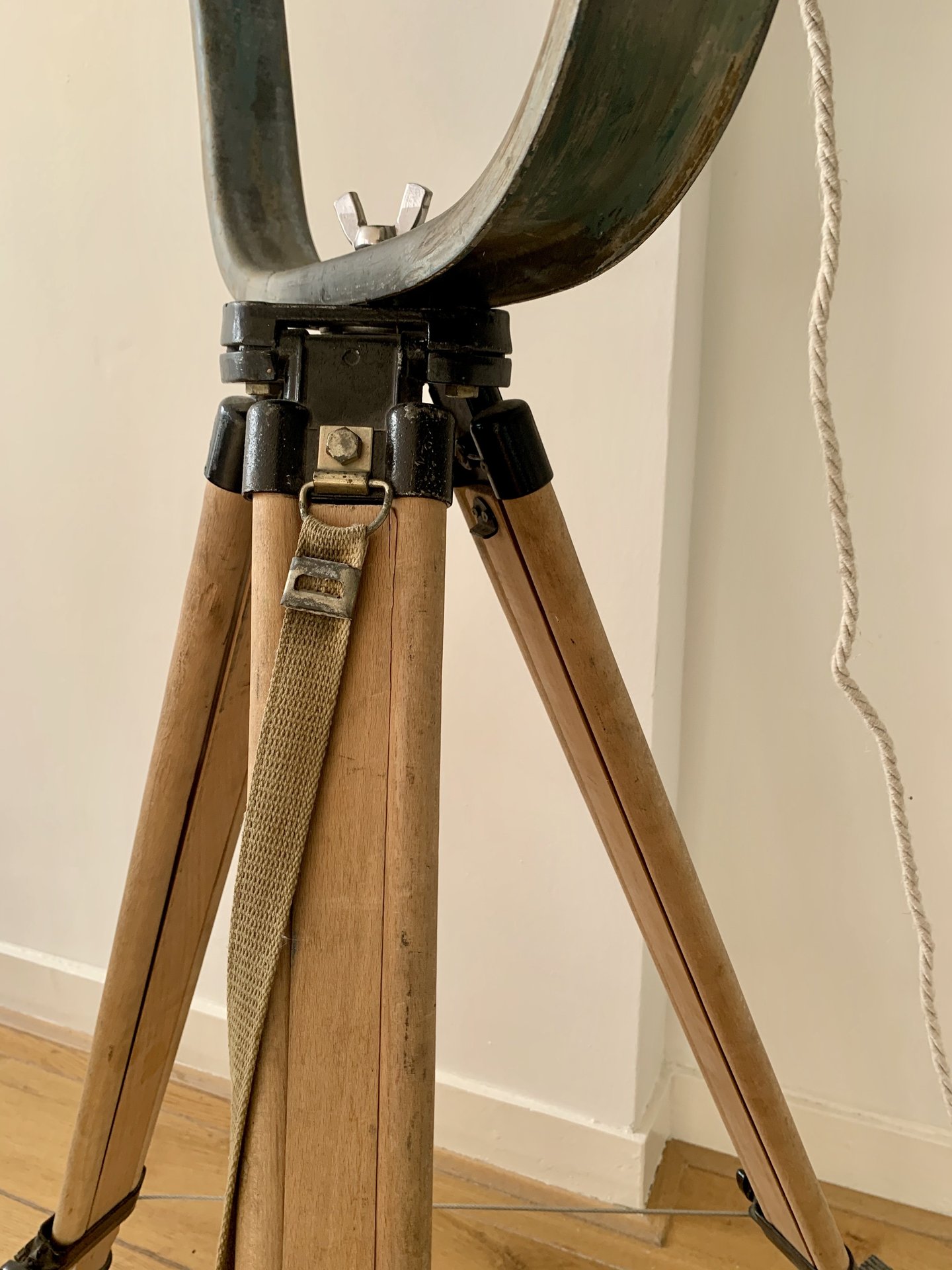 Rentmeester Wafel module Industriële staande lamp op vintage houten driepoot statief | € 349 |  Whoppah