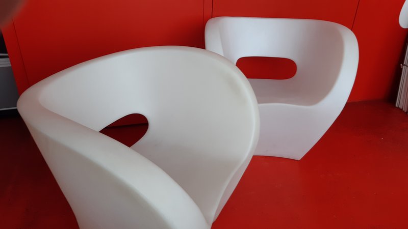 2 witte fauteuils Ron Arad voor Moroso