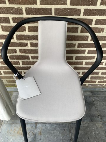 Vitra Belleville Chair - met grijze stoffen zitschaal