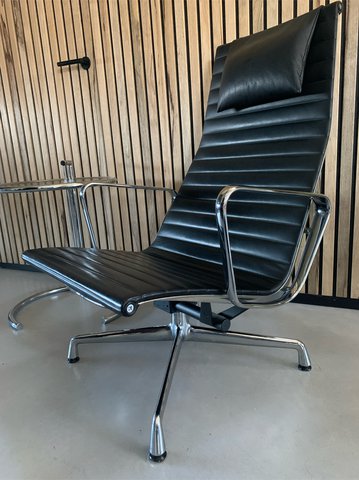Vitra Eames EA 124 lounge fauteuil