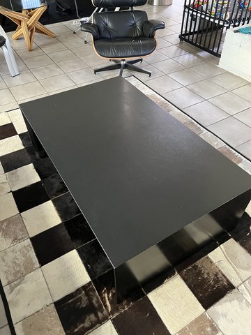 Leolux settee table. Black