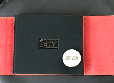 Exclusief boek, BMW Z8 uitgave in originele rood leren omslag.