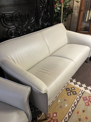 Leolux Mayon sofas + armchair